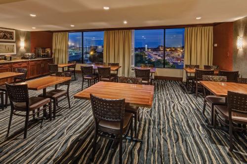 hilton knoxville airport
