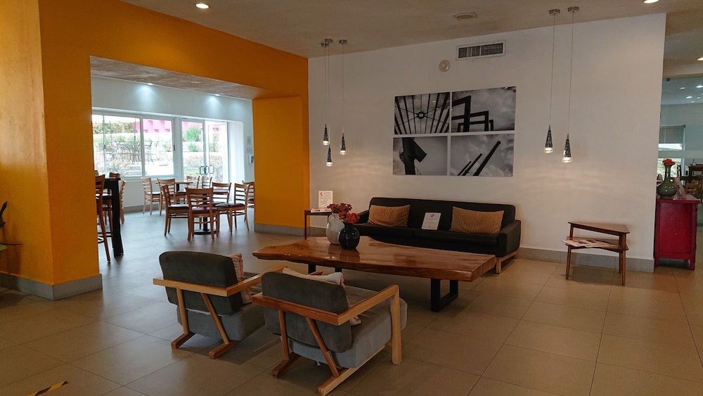 comfort inn monterrey valle