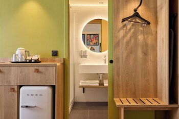 hampton by hilton lyon airport