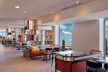 hampton by hilton lyon airport