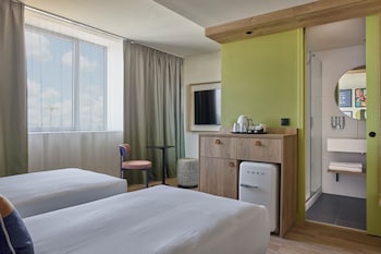 hampton by hilton lyon airport
