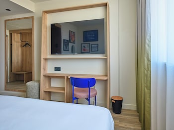 hampton by hilton lyon airport