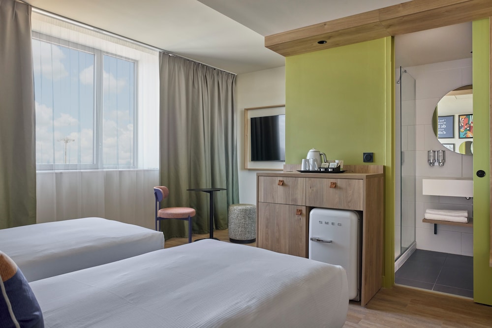 hampton by hilton lyon airport