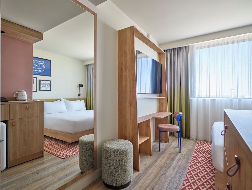 hampton by hilton lyon airport