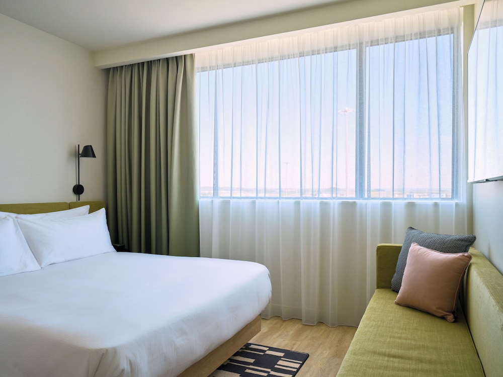hampton by hilton lyon airport