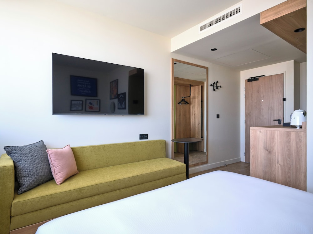 hampton by hilton lyon airport