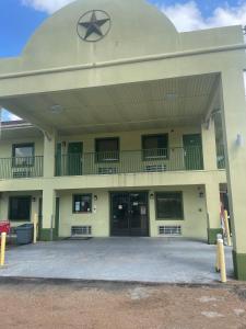 Mustang Inn,,2 star