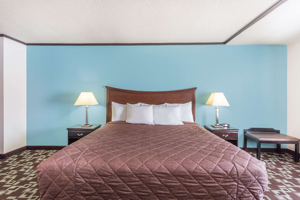 Spark By Hilton Daleville Roanoke North,,2 star