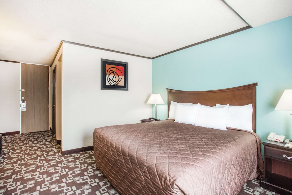 Spark By Hilton Daleville Roanoke North,,2 star