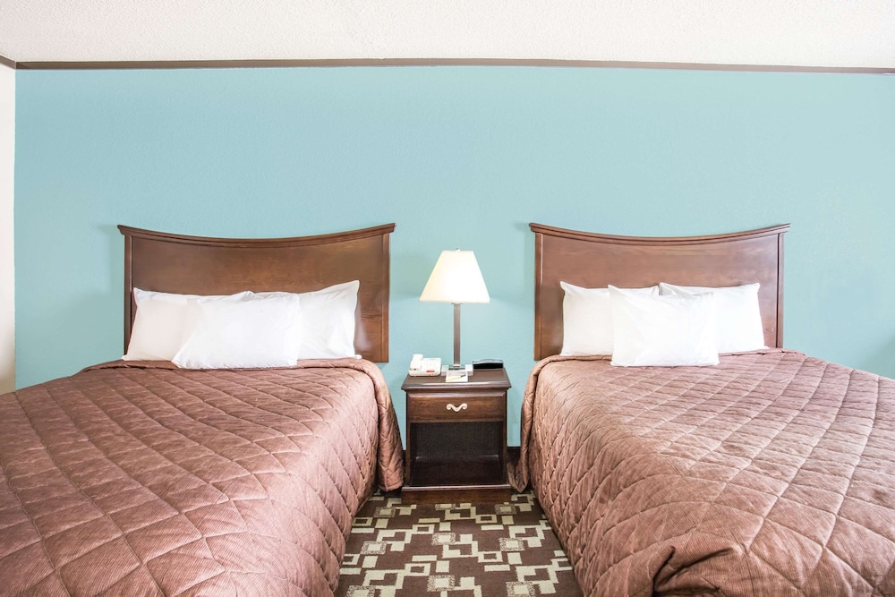 Spark By Hilton Daleville Roanoke North,,2 star