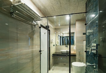the whitestone inn and suites manali