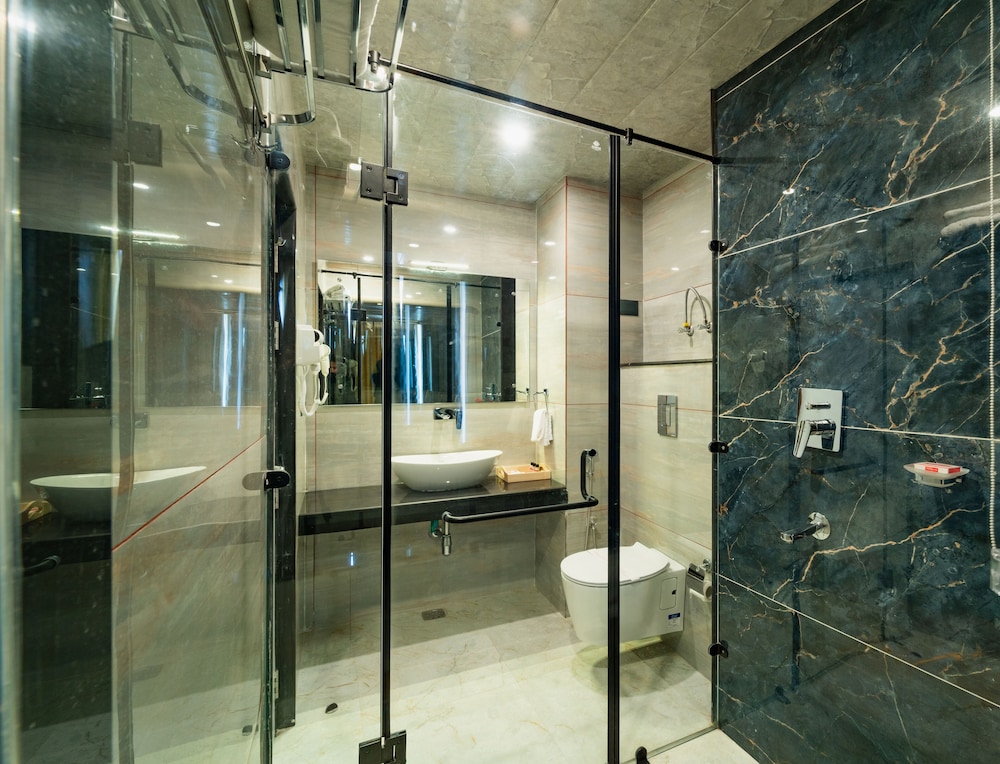the whitestone inn and suites manali
