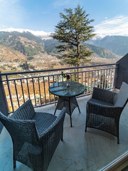 the whitestone inn and suites manali