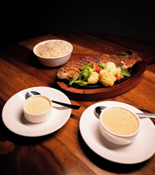 the whitestone inn and suites manali