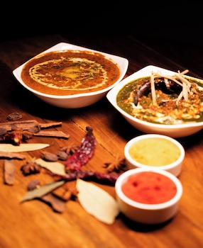 the whitestone inn and suites manali