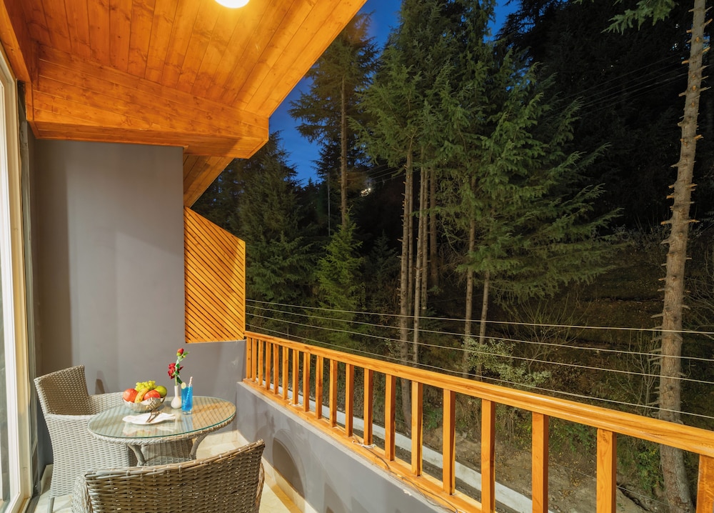 the whitestone inn and suites manali