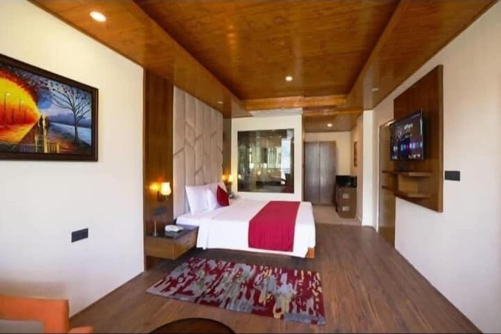 the whitestone inn and suites manali