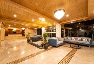 the whitestone inn and suites manali