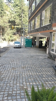 the whitestone inn and suites manali