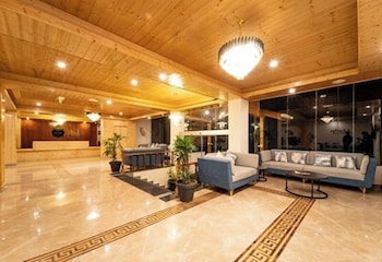 the whitestone inn and suites manali
