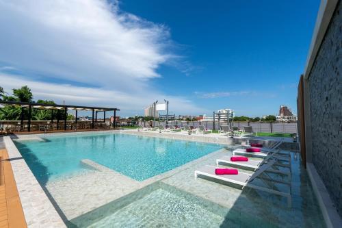 Glow Bangkok Riverside,,4 star