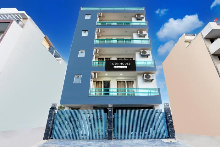 super townhouse sector 52 near artemis hospital