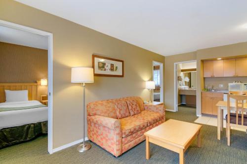 econo lodge inn and suites