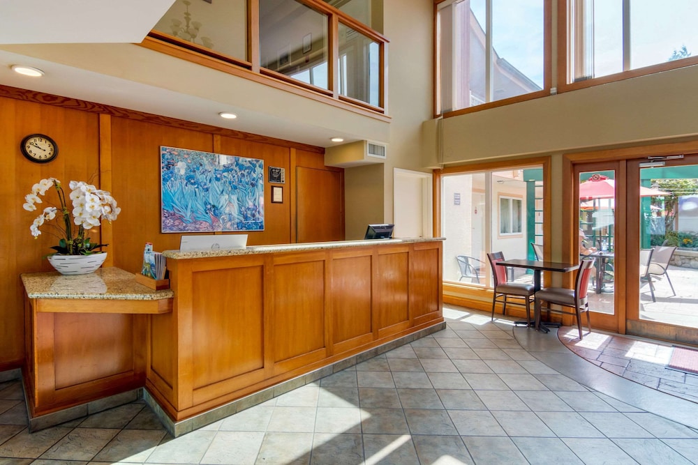 econo lodge inn and suites