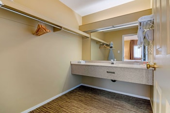 econo lodge inn and suites