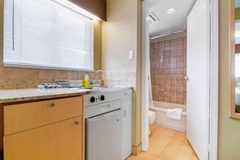 econo lodge inn and suites