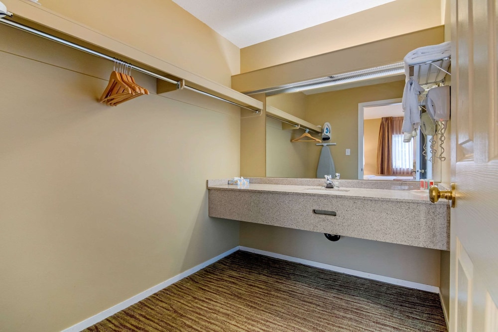 econo lodge inn and suites