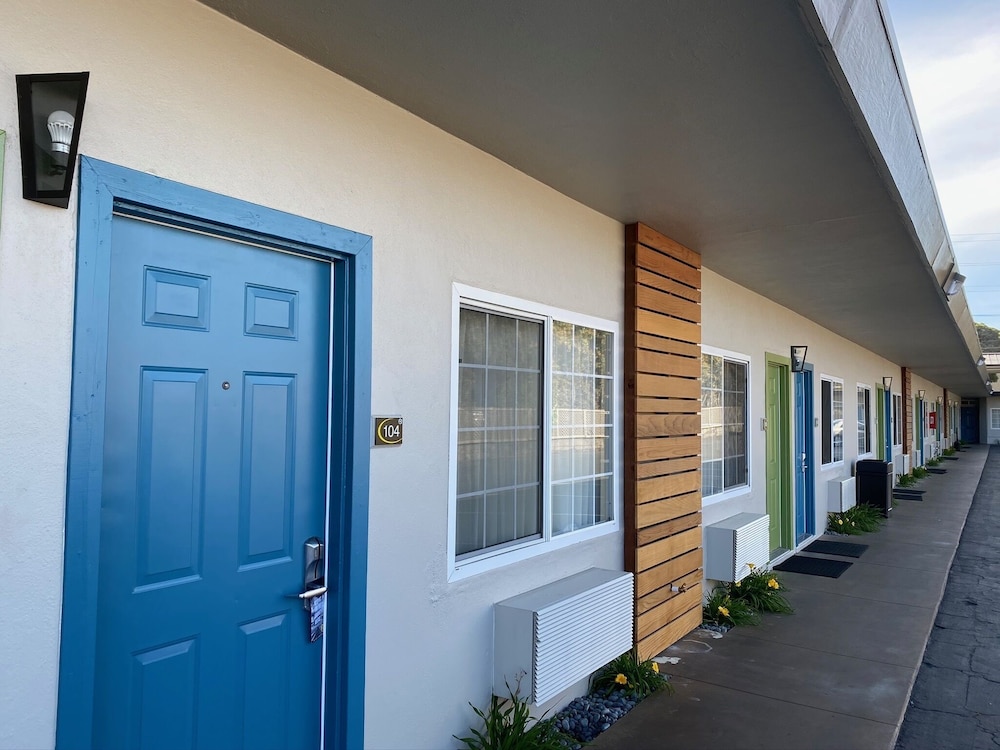 super 8 by wyndham monterey