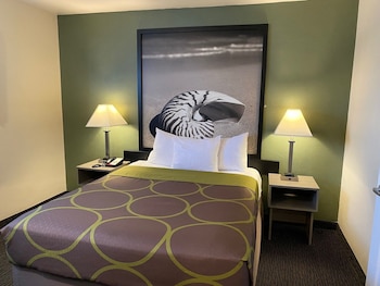 super 8 by wyndham monterey