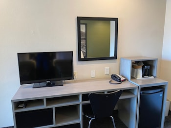 super 8 by wyndham monterey