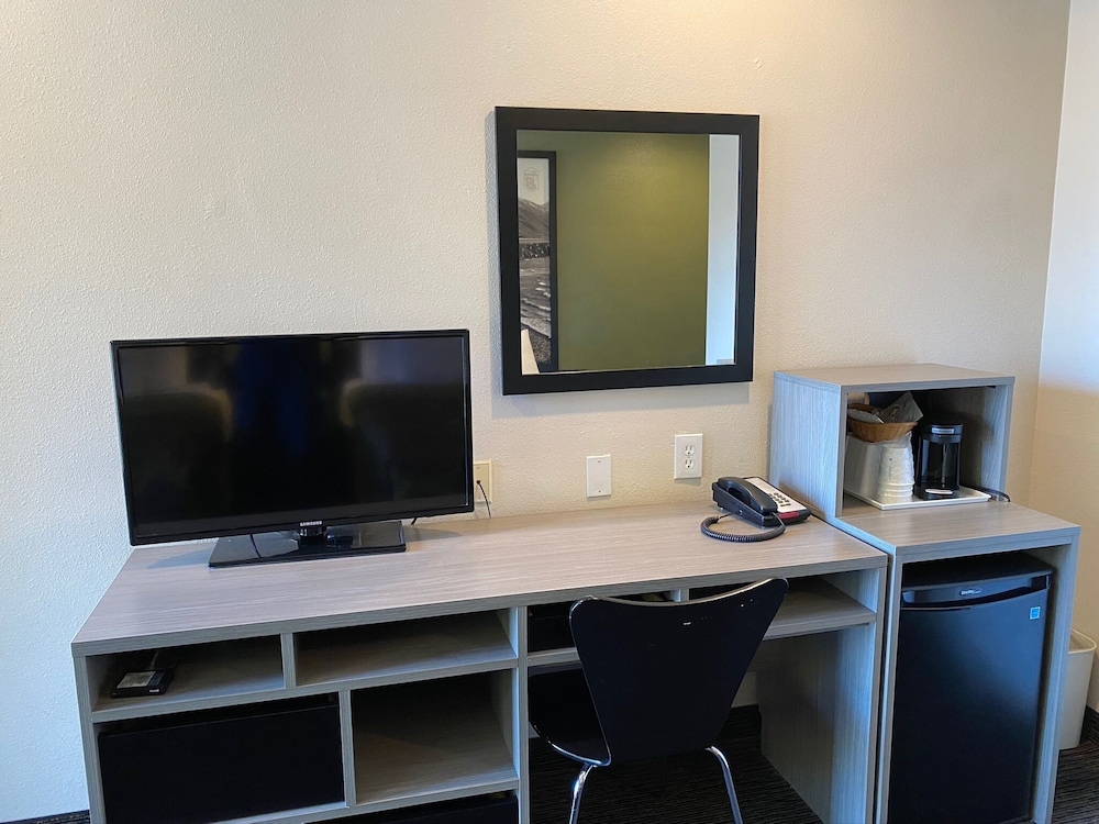 super 8 by wyndham monterey