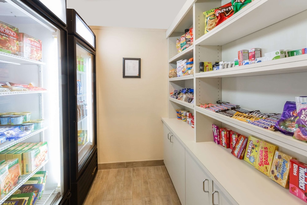 super 8 by wyndham wheatland wyoming