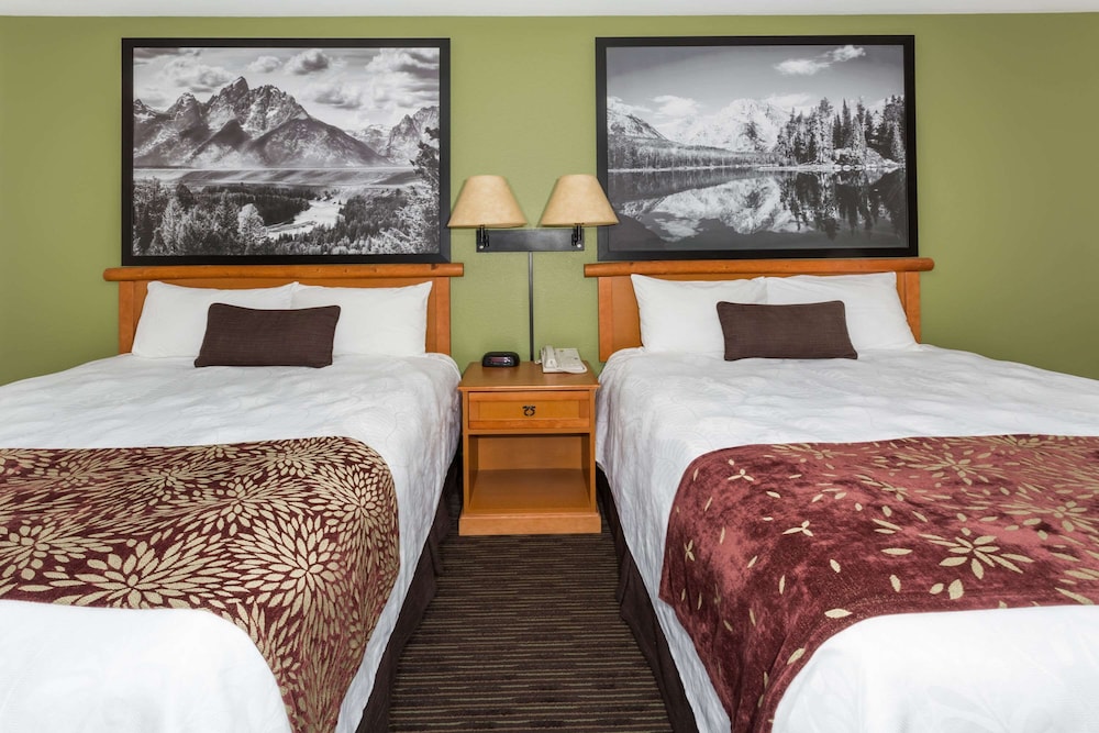 super 8 by wyndham wheatland wyoming