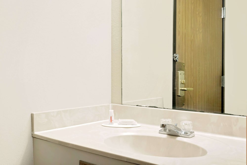 super 8 by wyndham cloquet