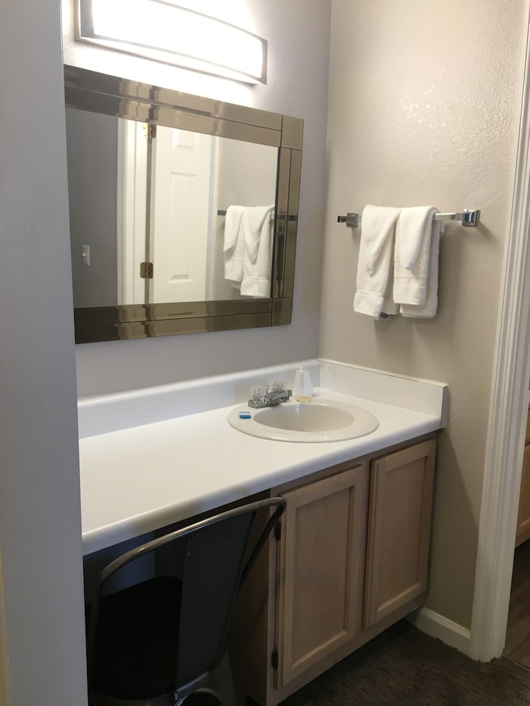 ambassador inn and suites