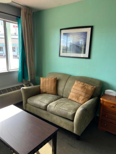 ambassador inn and suites
