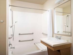 extended stay america select suites wichita airport