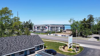 traverse bay inn