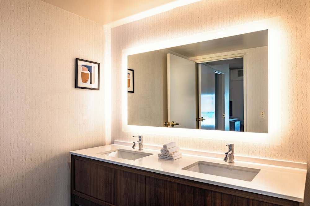 holiday inn and suites oakland airport by ihg