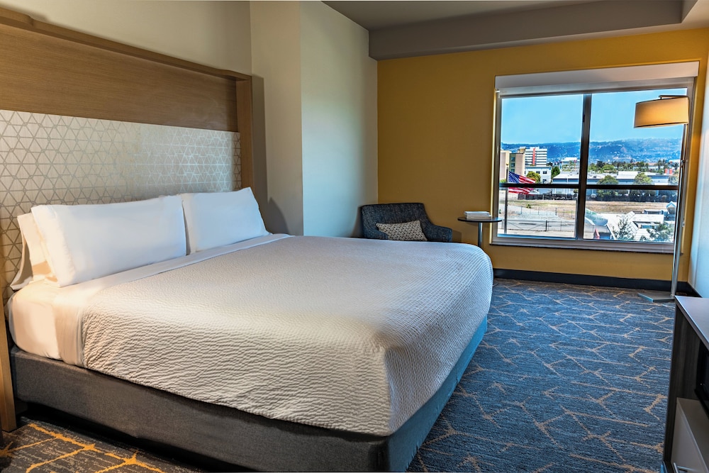 holiday inn and suites oakland airport by ihg