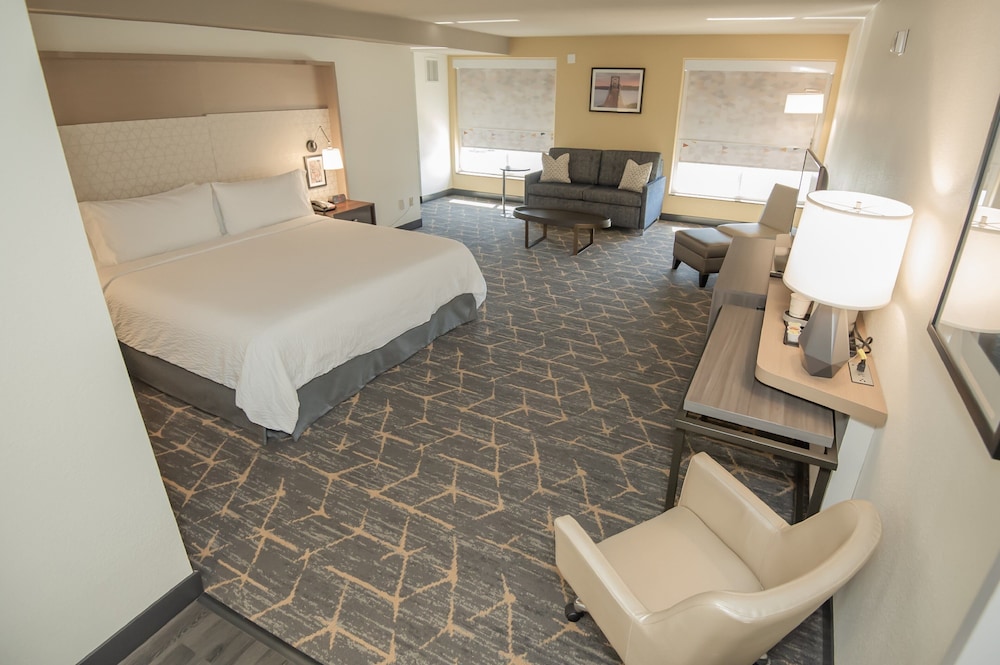 holiday inn and suites oakland airport by ihg