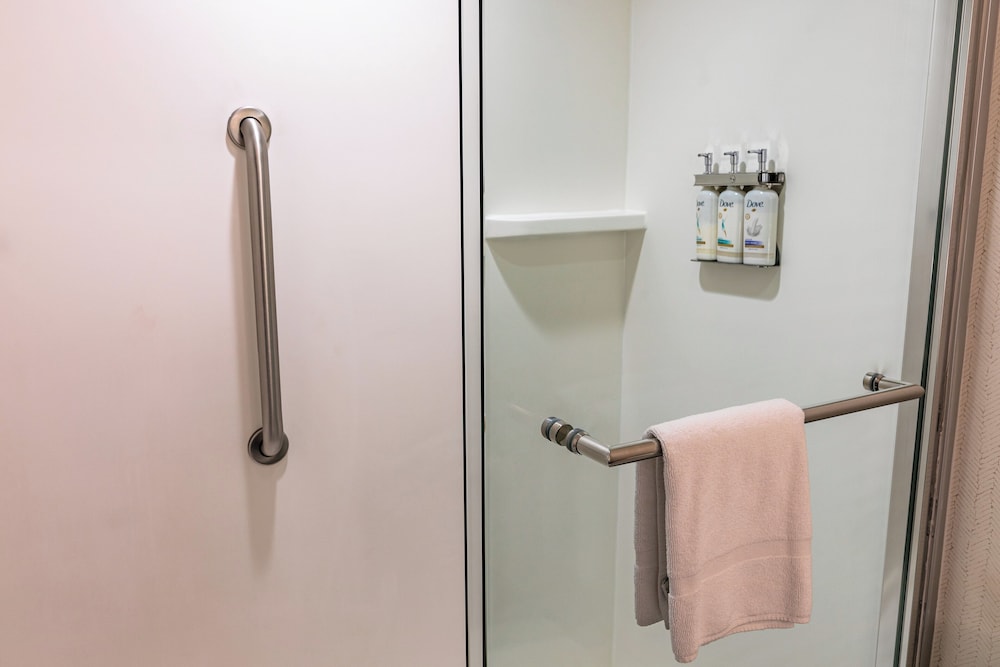 holiday inn and suites oakland airport by ihg