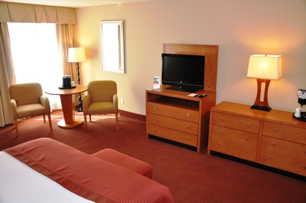 holiday inn and suites oakland airport by ihg