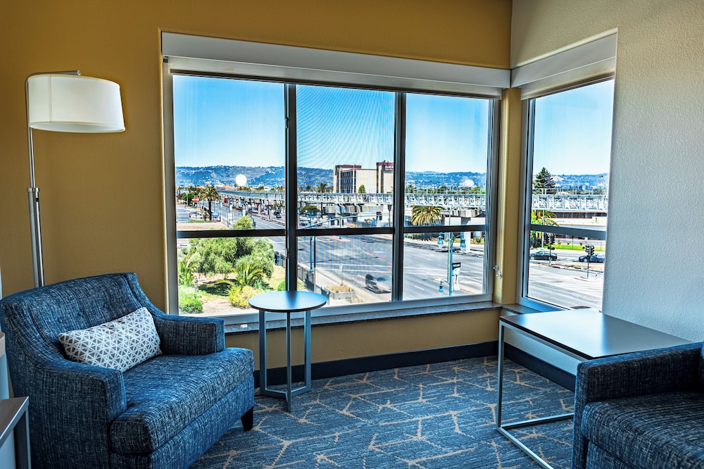 holiday inn and suites oakland airport by ihg