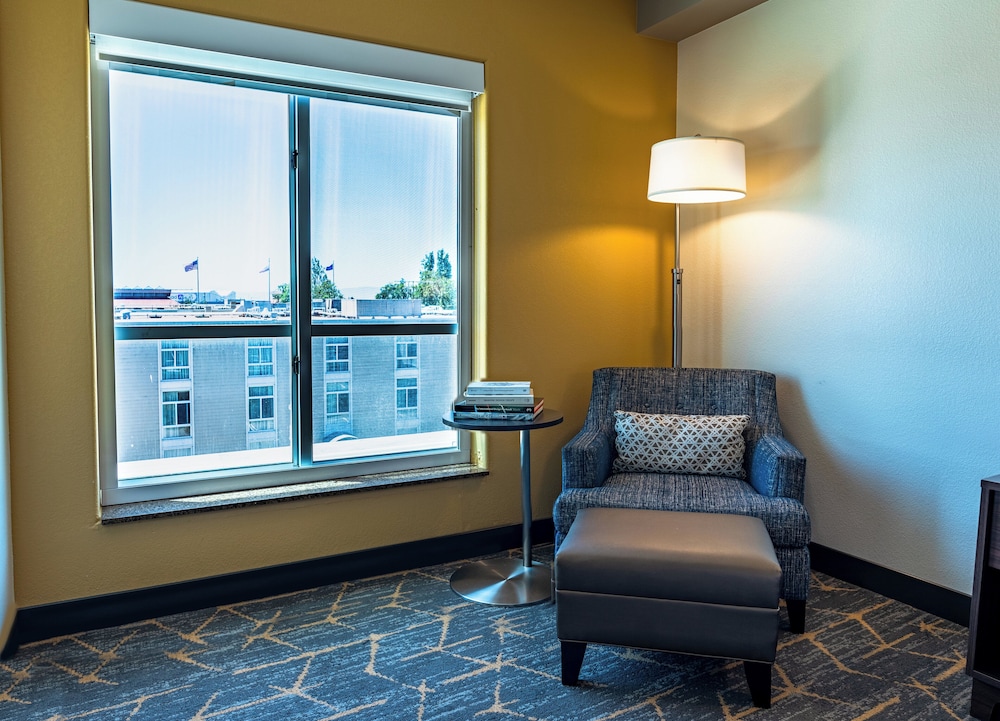 holiday inn and suites oakland airport by ihg
