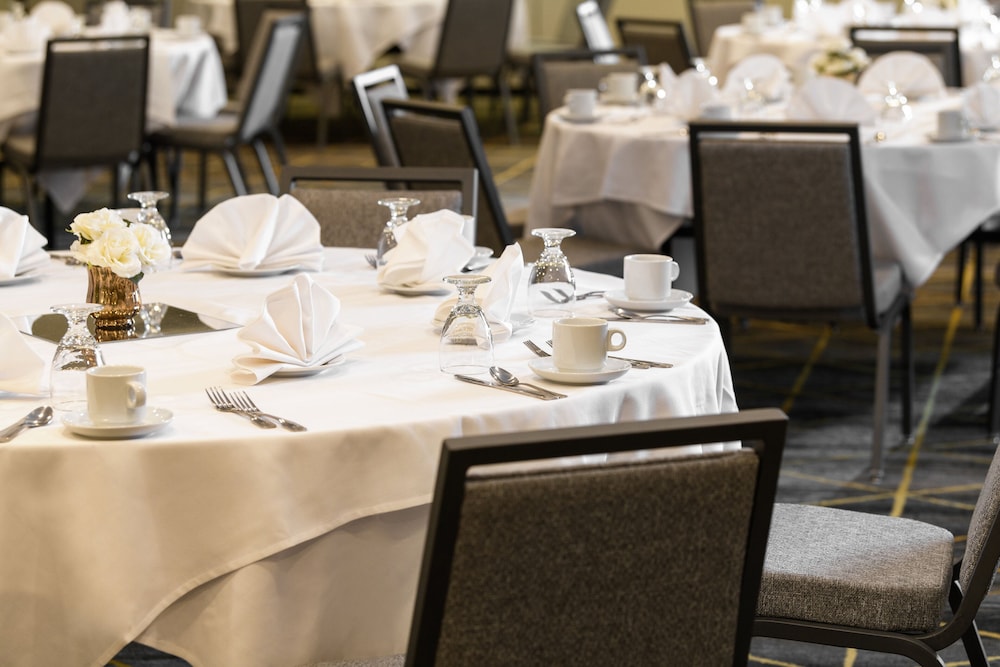 holiday inn and suites oakland airport by ihg